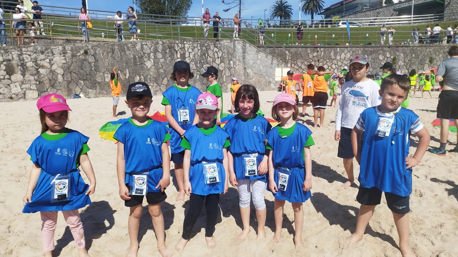 Día de juegos y playa. Más de 300 escolates de Llanes se reúnen en El Sablón por sus VI "Olimplayas"