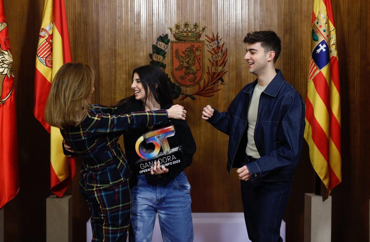 En imágenes | Natalia Chueca recibe a Naiara y Juanjo en el Ayuntamiento de Zaragoza
