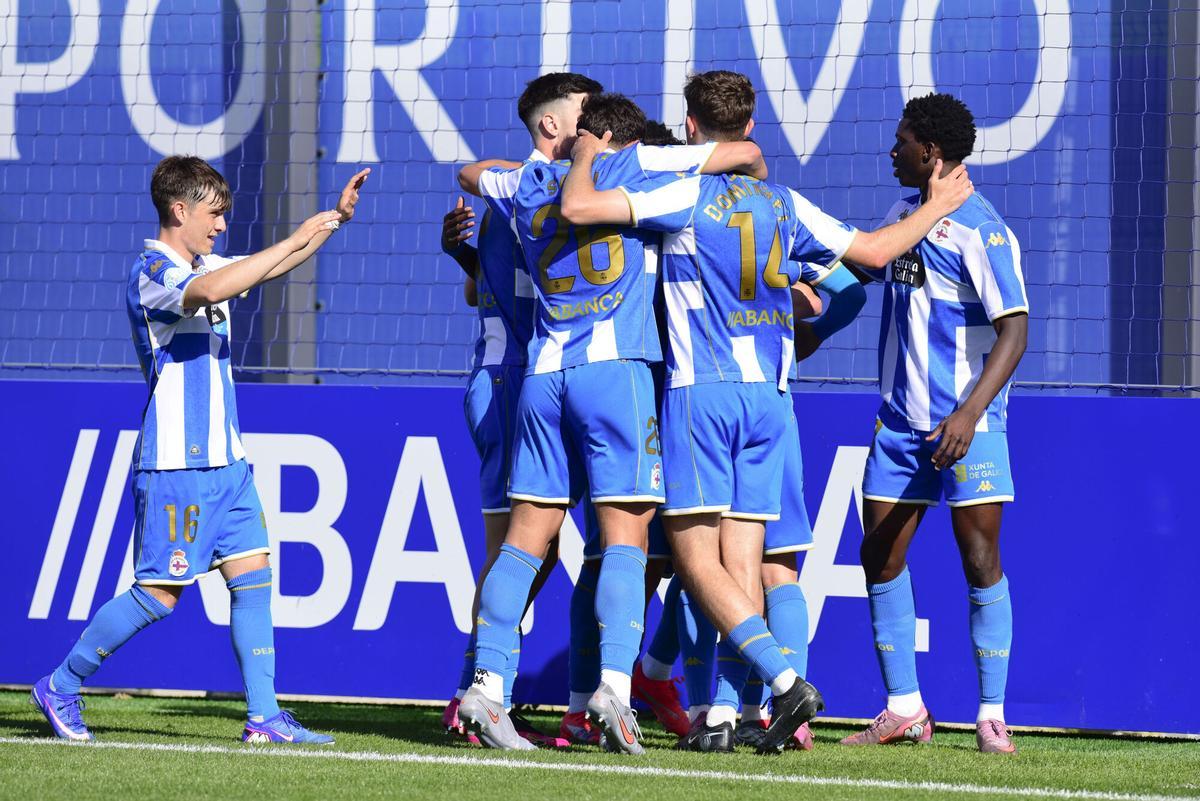 Los jugadores del Fabril festejan el gol de penalti de Héctor Areosa contra el Atlético Astorga.
