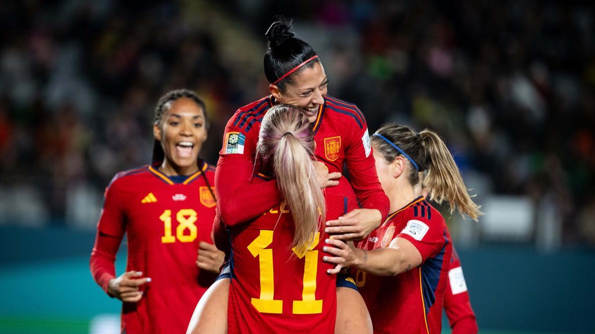 Jenni Hermoso celebra con Alexia su gol ante Zambia