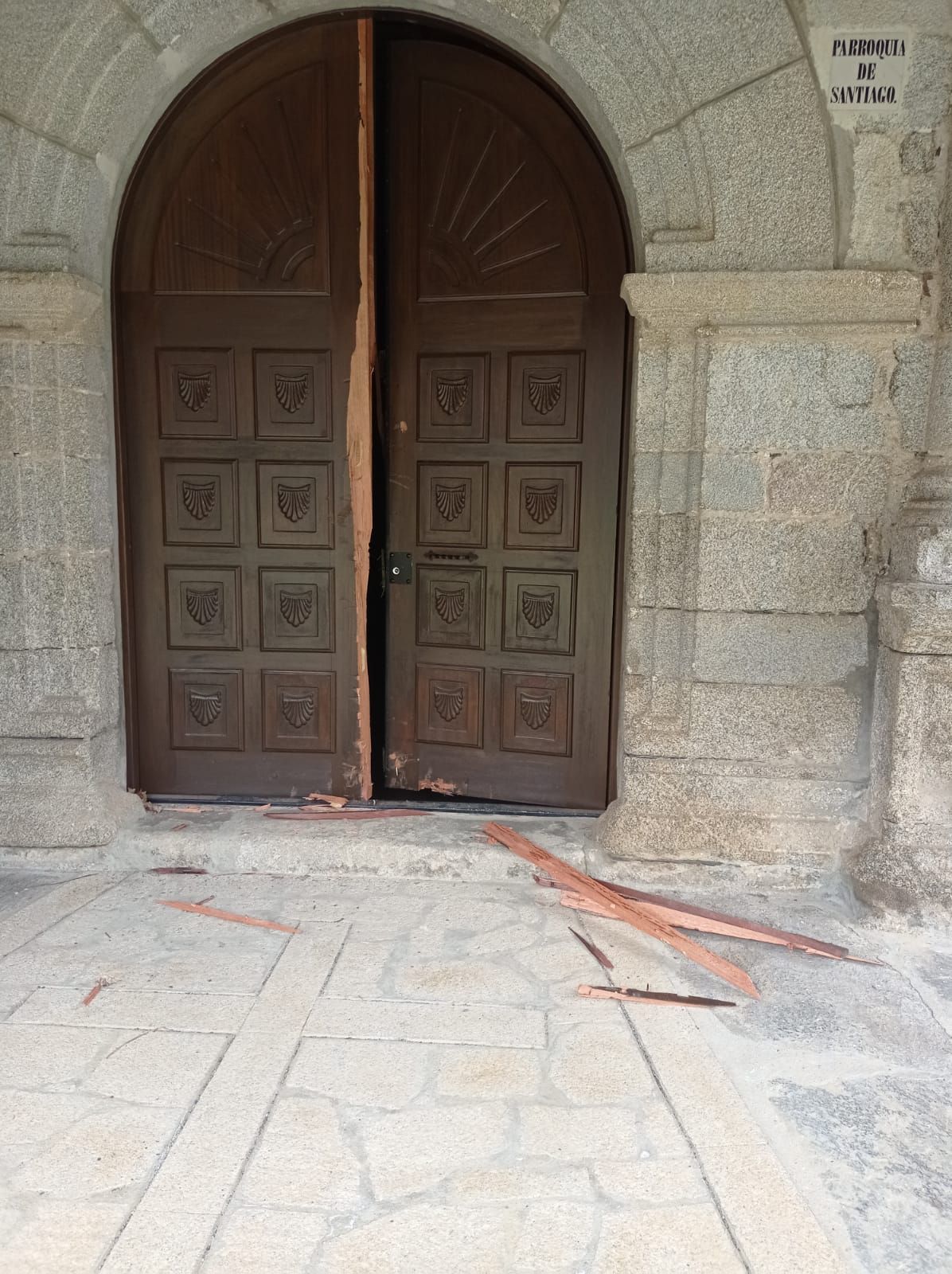 Puerta de la iglesia de Terroso de Sanabria, forzada por los asaltantes