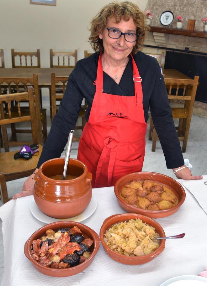 Begoña Rodríguez Zaldívar, ante uno de sus cocidos loriegos. Restaurante 'El Oro Negro'. Sargentes de Lora.