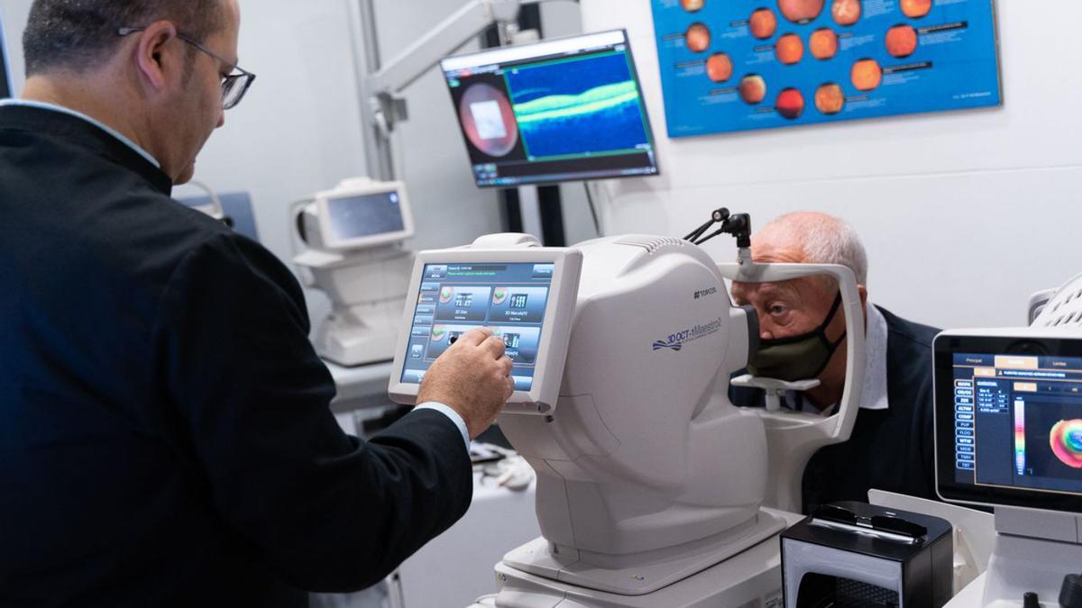 El doctor Ahmad Zaben en la seva consulta d’optometria amb un pacient