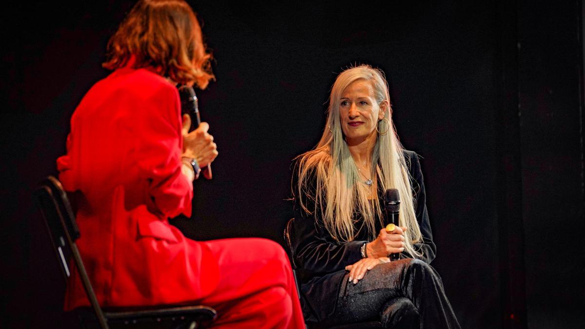 La fundadora y presidenta de la ONG Marina Portabella, entrevistada por la periodista Cristina Puig