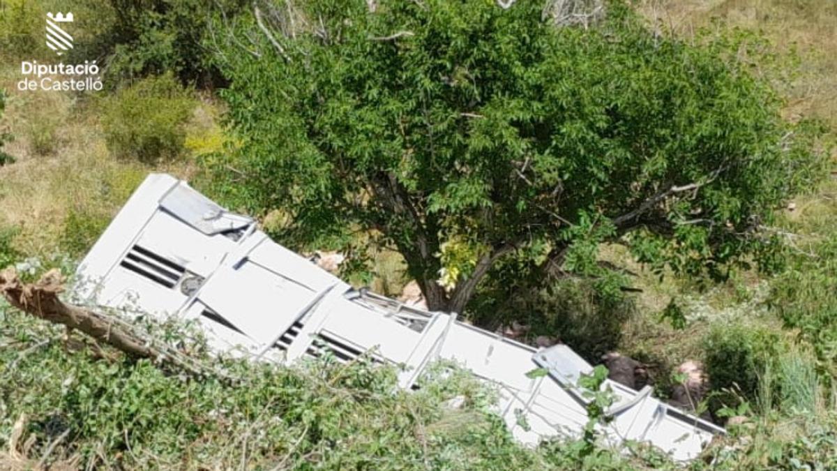 Imagen del camión que transportaba cerdos accidentado en Forcall.