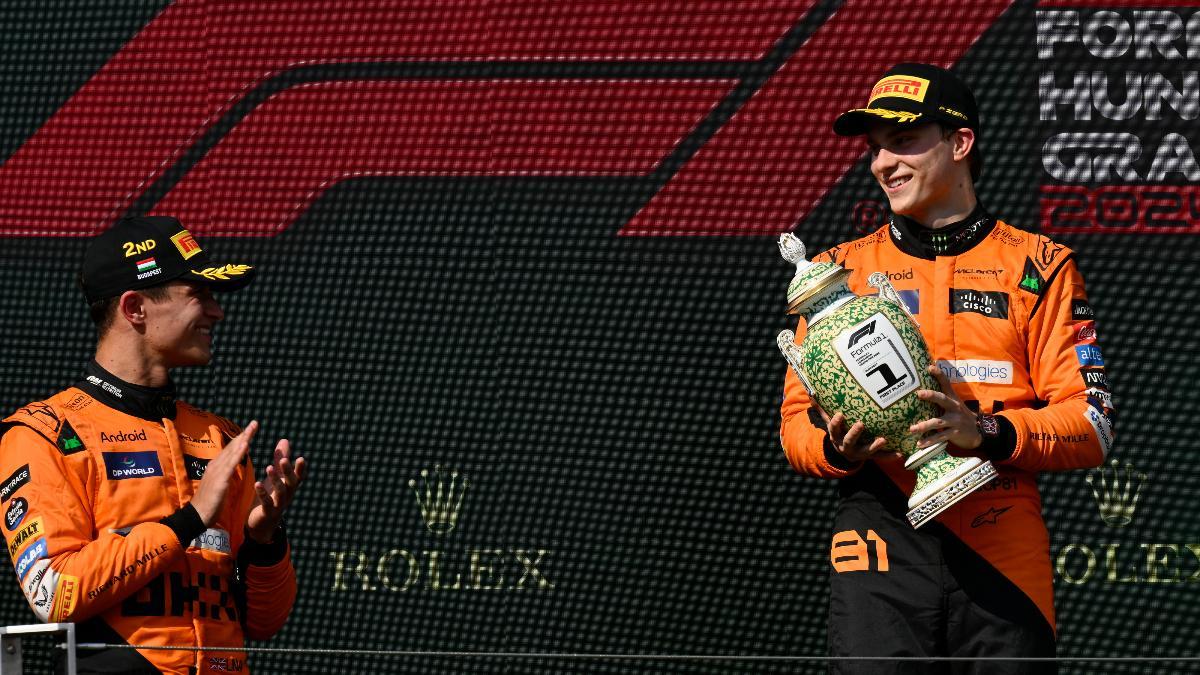 Lando Norris aplaude a su compañero Oscar Piastri, vencedor en Hungría
