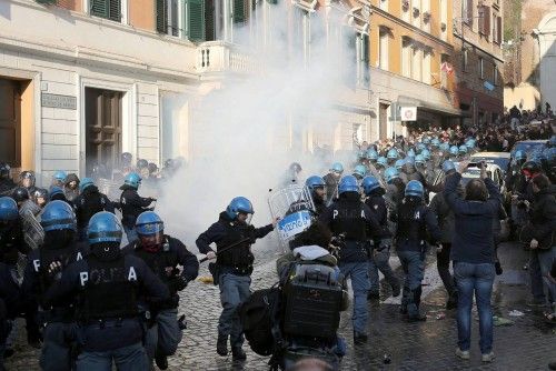 Los aficionados del Feyenoord destrozan la Plaza de España de Roma