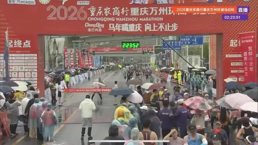 ¡Escena surrealista en China! Un juez desvía al líder del maratón a metros de la meta