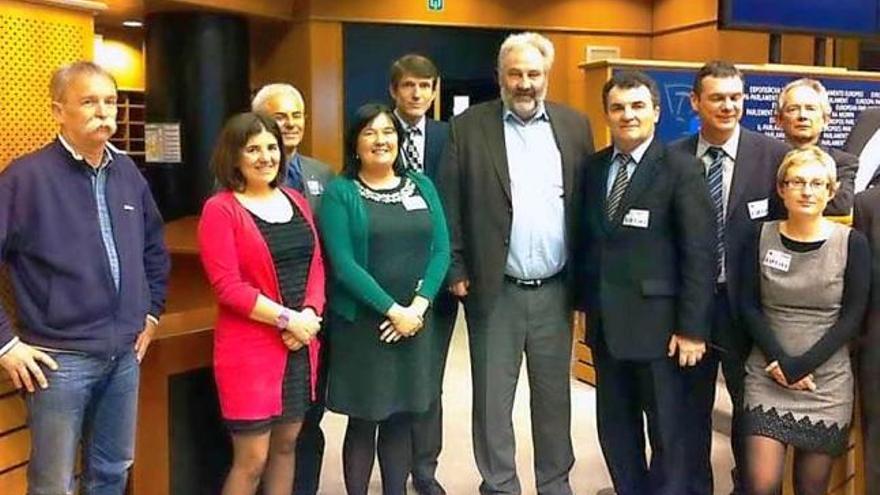 Ana Luisa Durán y Bernard Rapkay, en el centro, junto a la eurodiputada María Muñiz y miembros de Euracom.