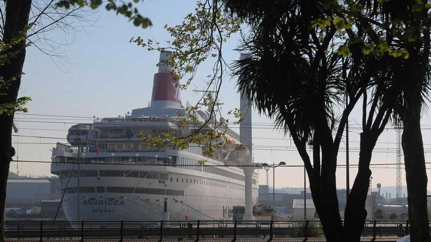 El crucero &quot;Boudicca&quot;, atracado en el puerto de Avilés durante una escala en 2015.