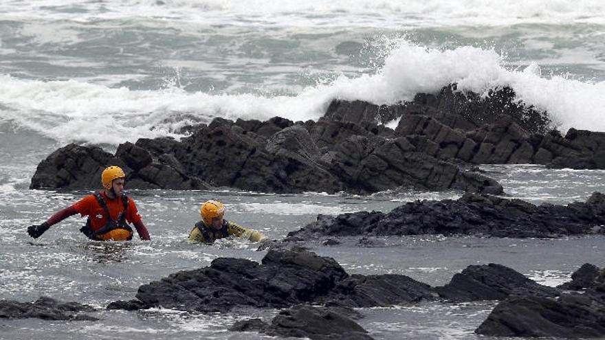 El padre del niño que se tragó una ola en Asturias trató de lanzarse al agua para salvarle