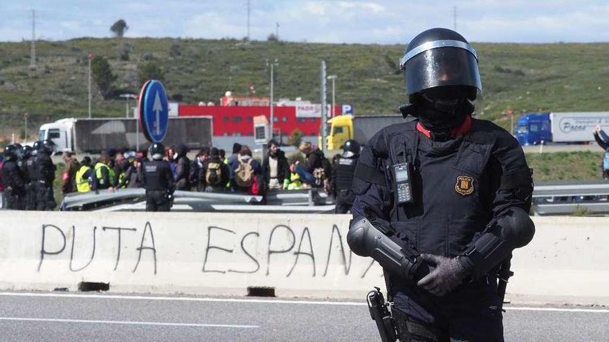 Cortes en la AP-7, la autopista litoral catalana que enlaza con Francia. // AFP