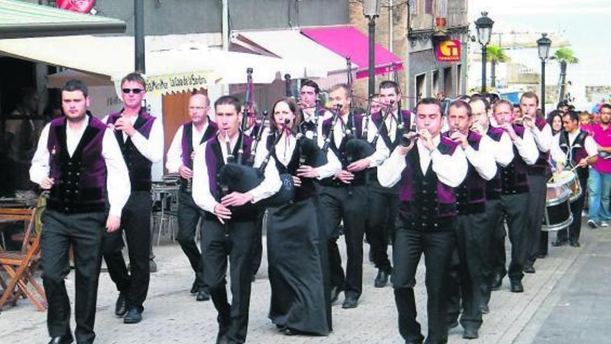 La banda «Bagad Roñsed-Mor», de Bretaña, llegando ayer a La Baragaña.