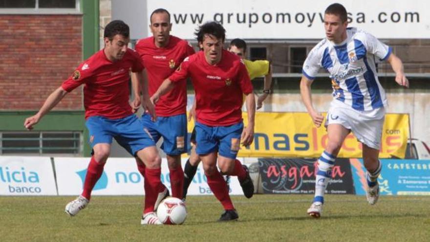 Arce y Noguerol inician una contra en el partido de ayer frente al Avilés. // Jesús Regal