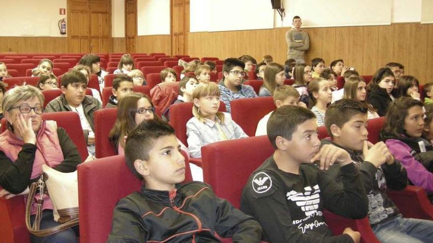 Alumnos de los tres centros durante el concurso sobre el Consistorio benaventano.