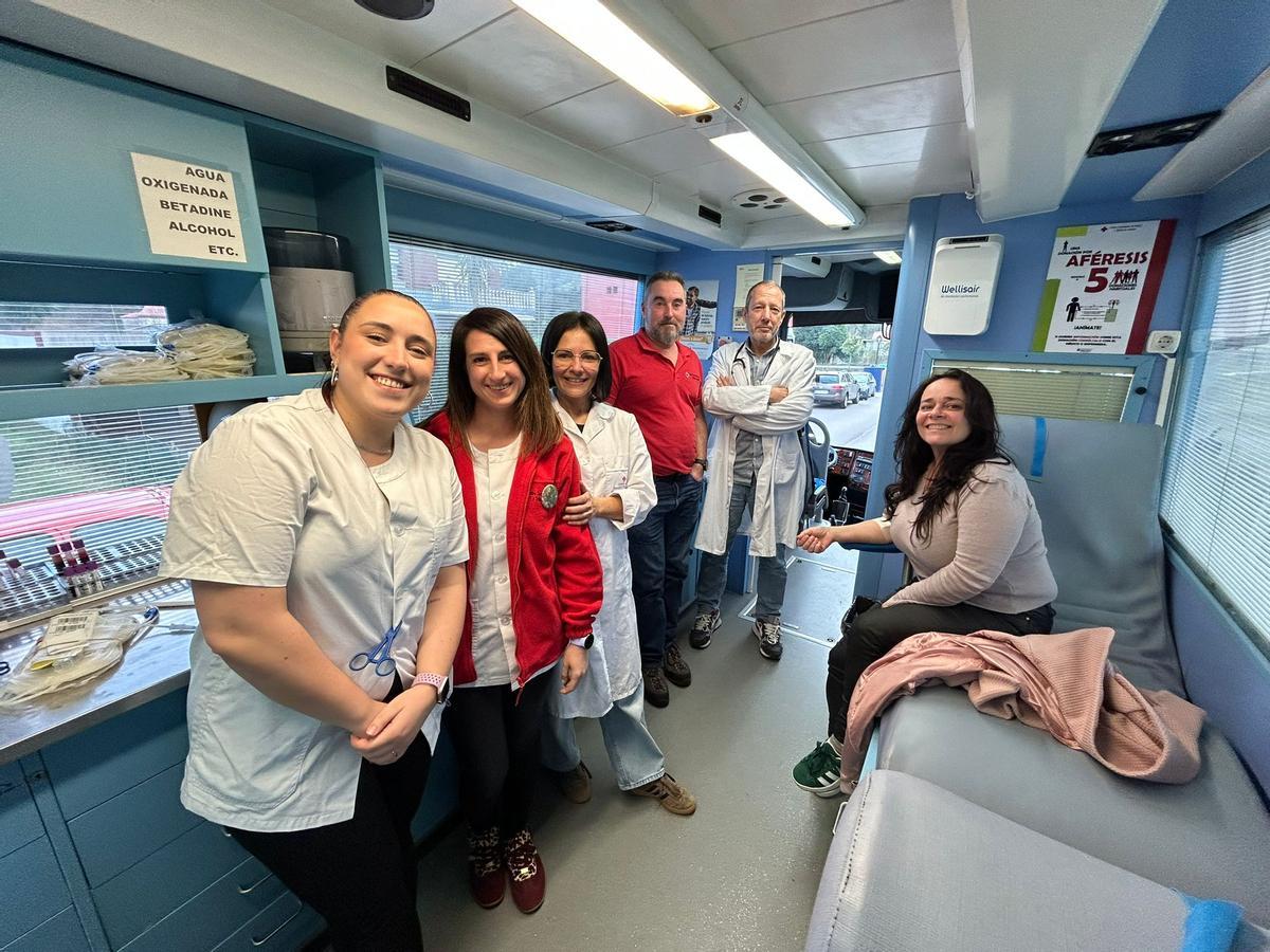 María Gutiérrez, Lidia Suárez, María Victorero, Pedro Santos, Carlos Badia y Jennifer Huerga, en el autobús de donación de sangre en Cornellana.