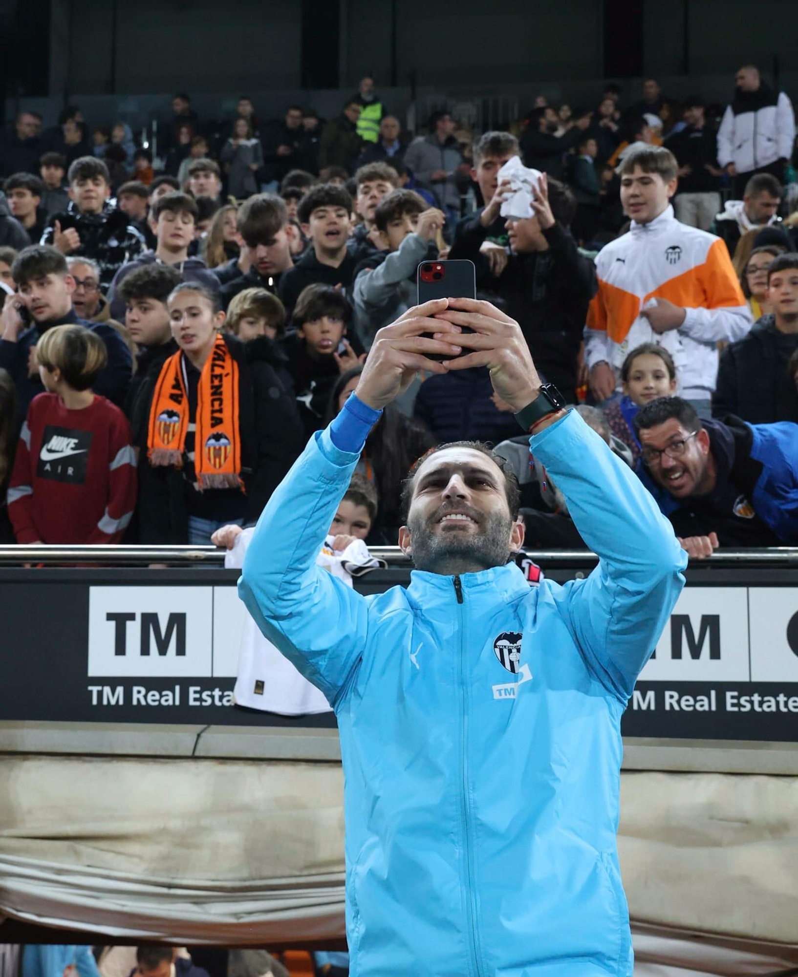 La afición se vuelca con el Valencia CF en el entrenamiento de Mestalla