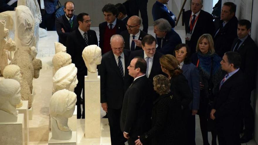 Los presidentes francés y español, junto a otros representantes institucionales.