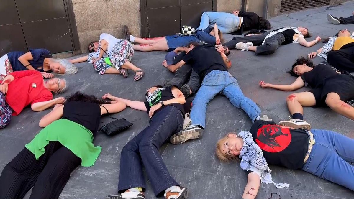Simulacro de bombardeos en el Barrio de Las Letras en solidaridad con el pueblo palestino