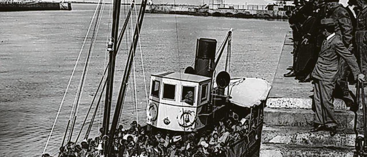 Llegada de un barco con niños y niñas españoles al puerto francés de La Rochelle.