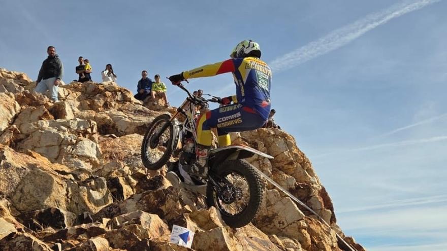 Cerca de 60 pilotos participan en Peñarroya en el Trial El Peñón