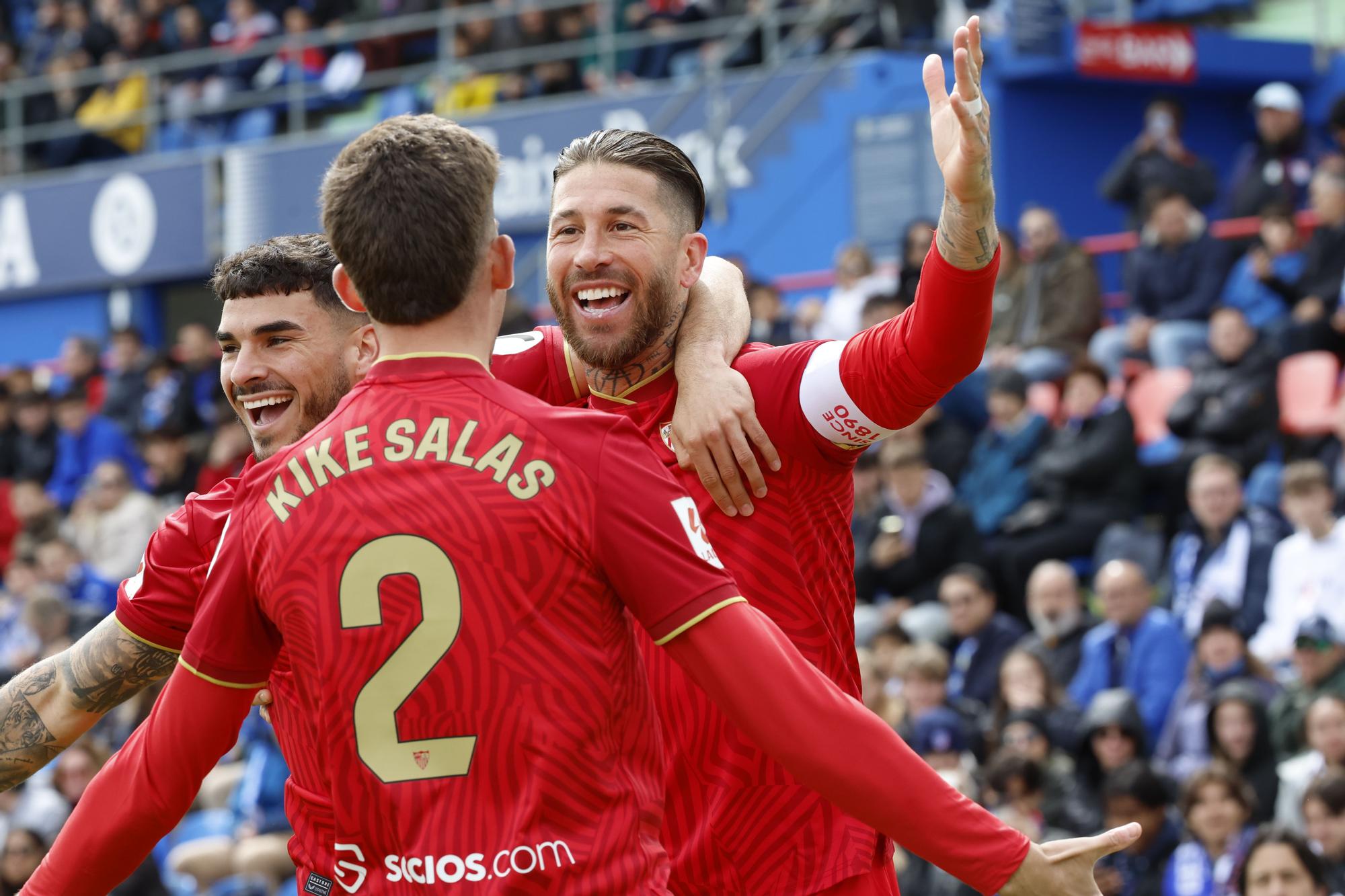 MADRID, 30/03/2024.- El jugador del Sevilla FC Sergio Ramos (d) celebra con Kike Salas tras marcar el 0-1 contra el Getafe, durante el partido correspondiente a la jornada 30 de LaLiga que disputaron ambos equipos este sábado en el Estadio Coliseum. EFE/ Zipi