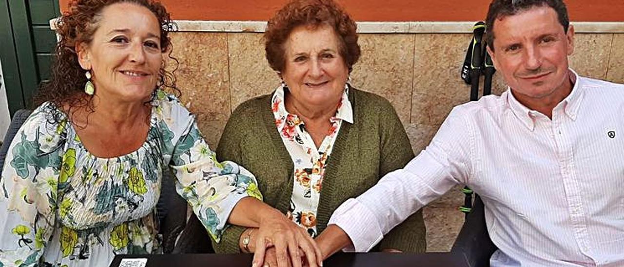 De arriba abajo, familiares de Isolina Beltrán, ante su féretro: por la izquierda, Luisa Suárez Beltrán, Patricia Bernaldo de Quirós, Ramón Suárez Beltrán y su esposa, Ana González. Torrente Ballester y Alberti, en el local; y una fotografía de la sidrería. En el círculo, Isolina Beltrán, con sus hijos Luisa y Ramón. | |