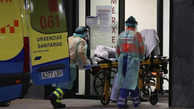Una ambulancia dejando a un paciente en Urgencias del Cunqueiro