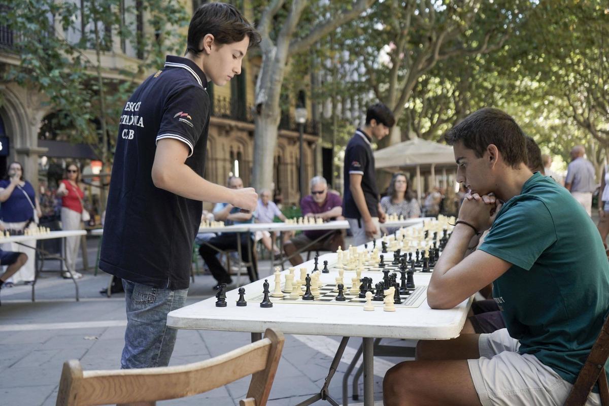 Simultànies d'escacs al passeig de Manresa Simultànies d'escacs al passeig de Manresa