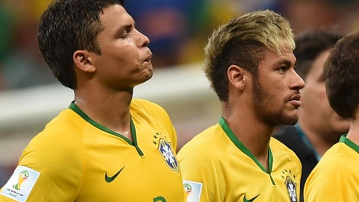 Los brasileños Thiago Silva (izquierda) y Neymar, con cara de circunstancias, al término del encuentro.