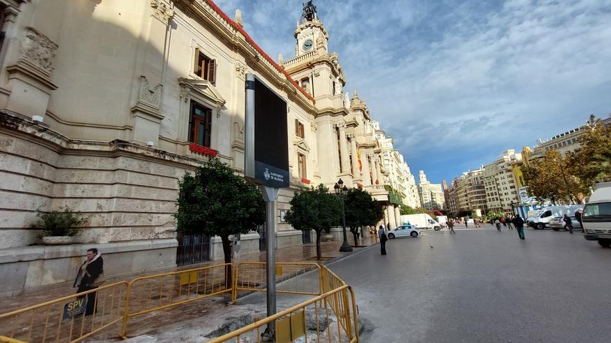 Llegan los soportes digitales que sustituirán las pancartas del balcón del Ayuntamiento de València