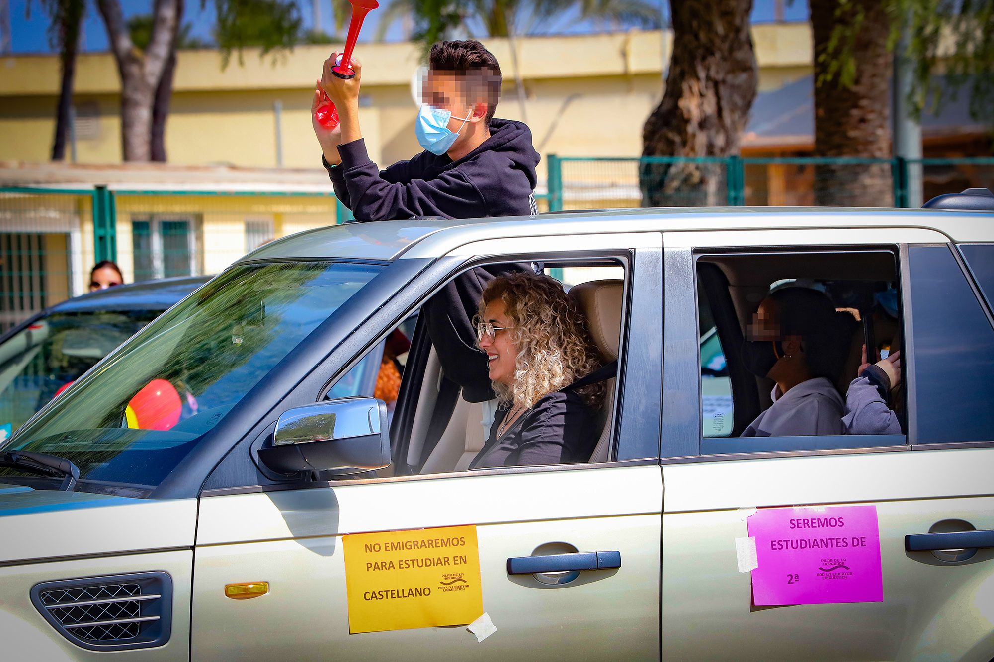 Una caravana con cientos de vehículos clama en Pilar de la Horadada contra la "imposición" del valenciano