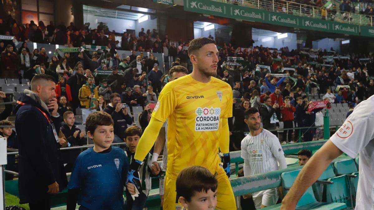 Carlos Marín, portero del Córdoba CF, sale a El Arcángel en el último partido disputado en casa.