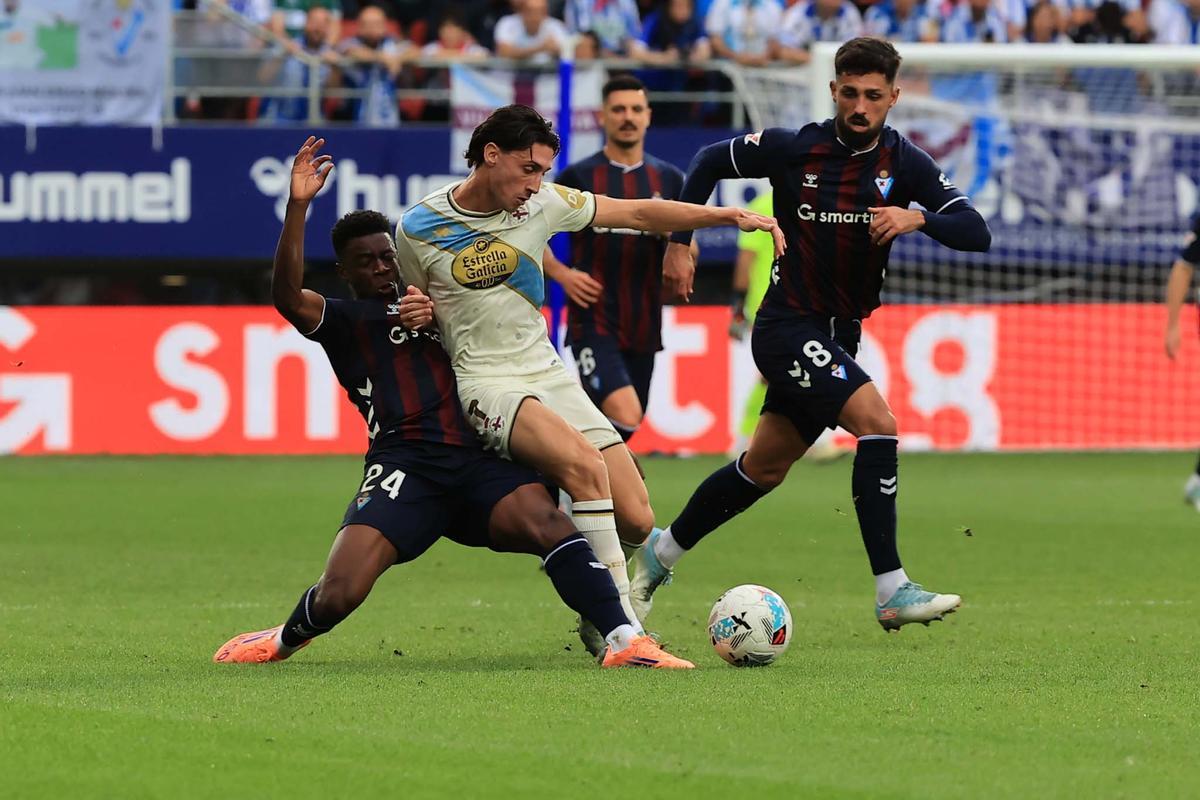 Mulattieri pugna con Butay Nolaskoain en el duelo en Ipurua.