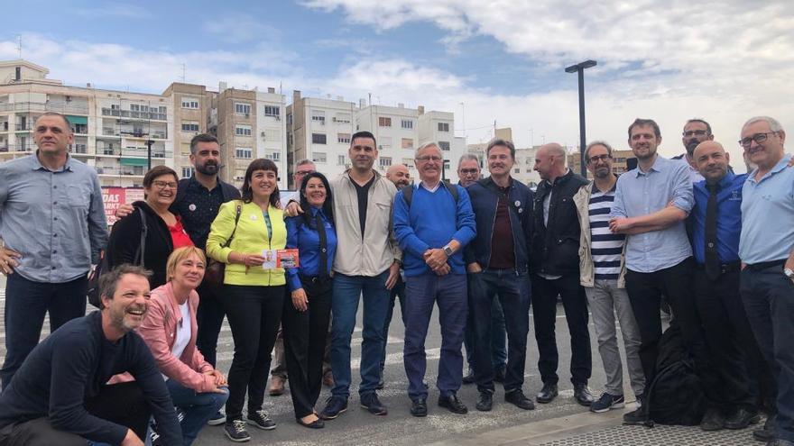 Ribó, con los taxistas en la estación Joaquín Sorolla.