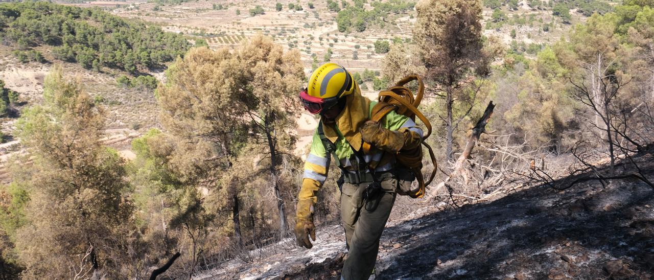 Un bombero actuando en un incendio en Pinoso en una imagen de archivo