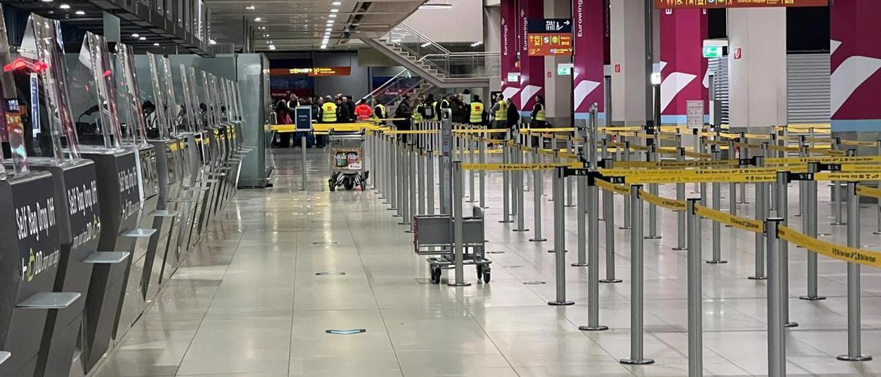 Una vista general de los mostradores de facturación desatendidos durante la huelga en el aeropuerto de Colonia-Bonn.