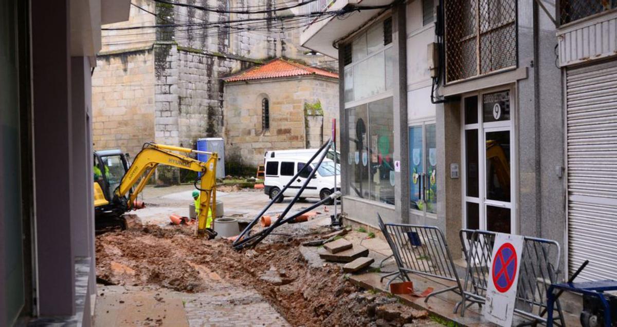 Obras en la rúa da Estrela junto a la excolegiata. | G.N.