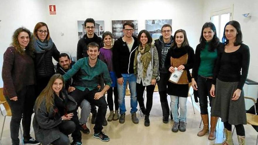 Un grup de joves de l&#039;Alt Urgell participant en la redacció dels plans