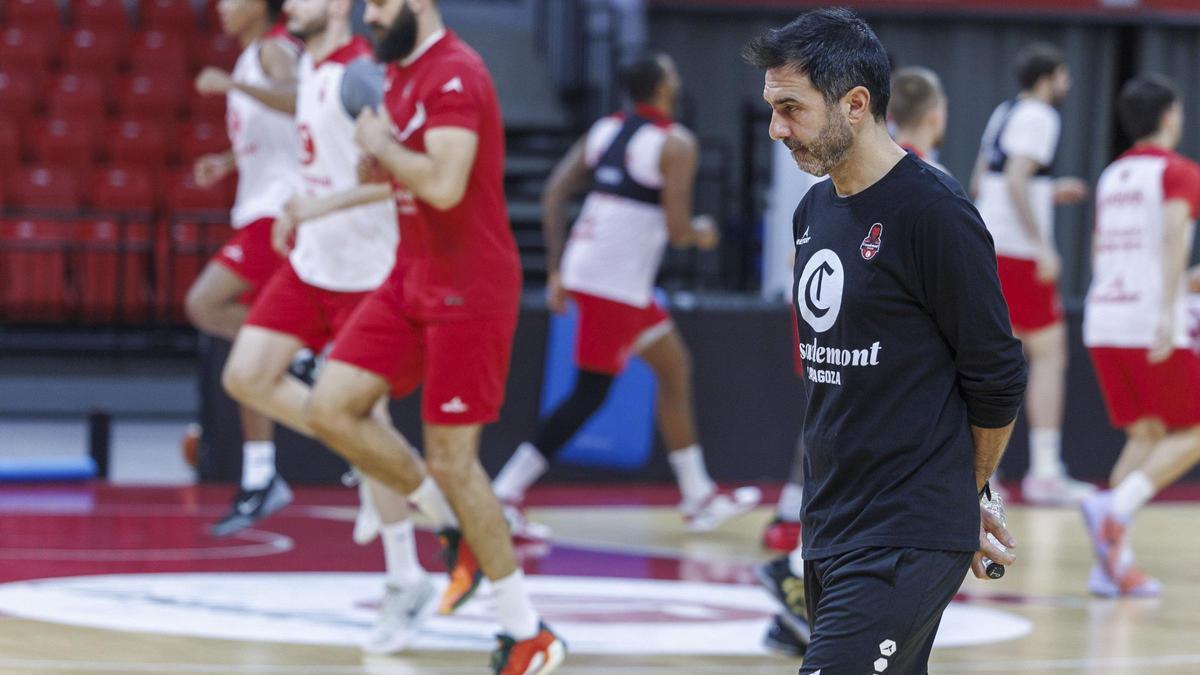 Jesús Ramírez dirigiendo un entrenamiento del Casademont Zaragoza en el Príncipe Felipe.