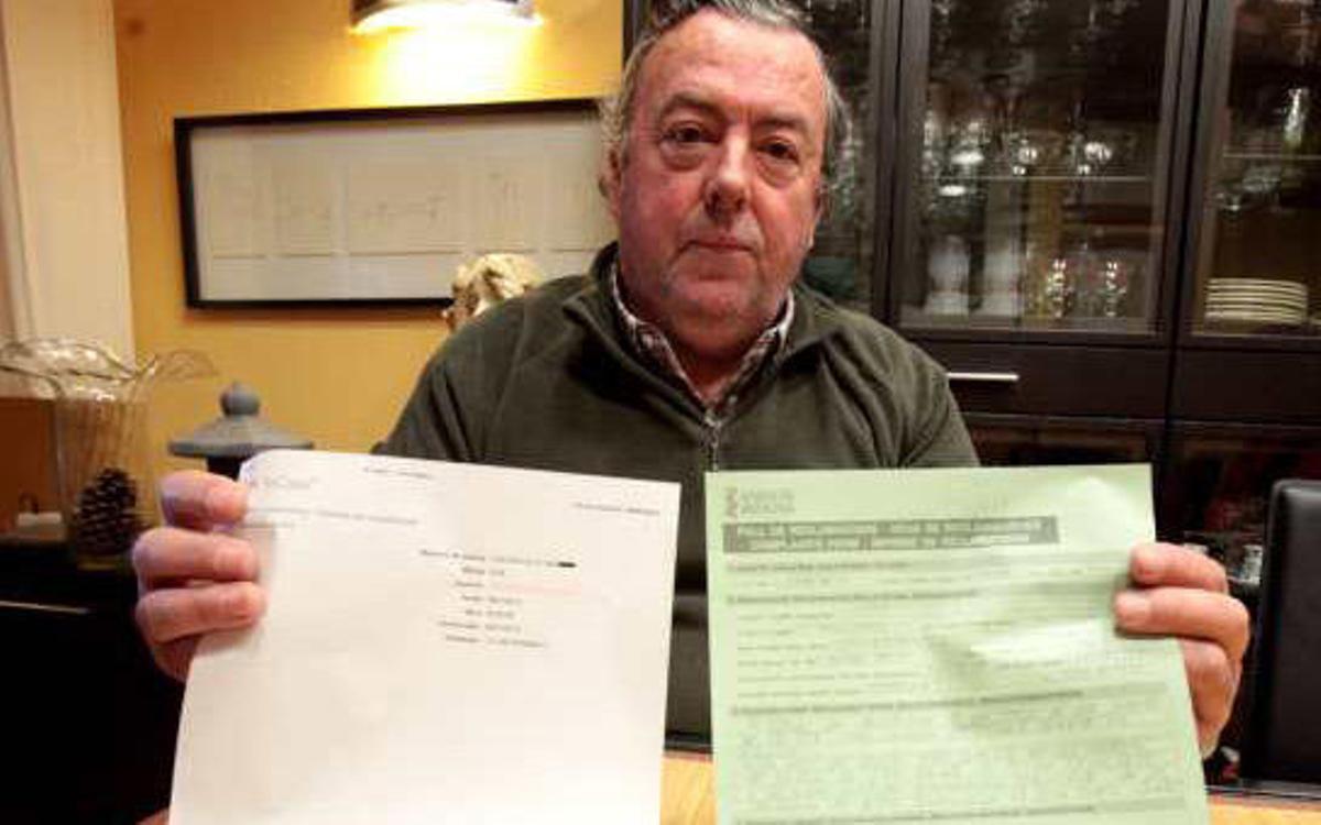 El afectado mostrando sus reclamaciones. A la derecha, imagen del recibo y del lugar de la web de La Caixa donde se muestran las tarifas.