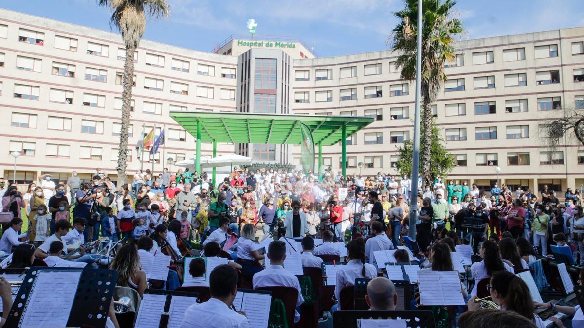 Concierto de la Joven Orquesta Ciudad de Mérida a las puertas del hospital.