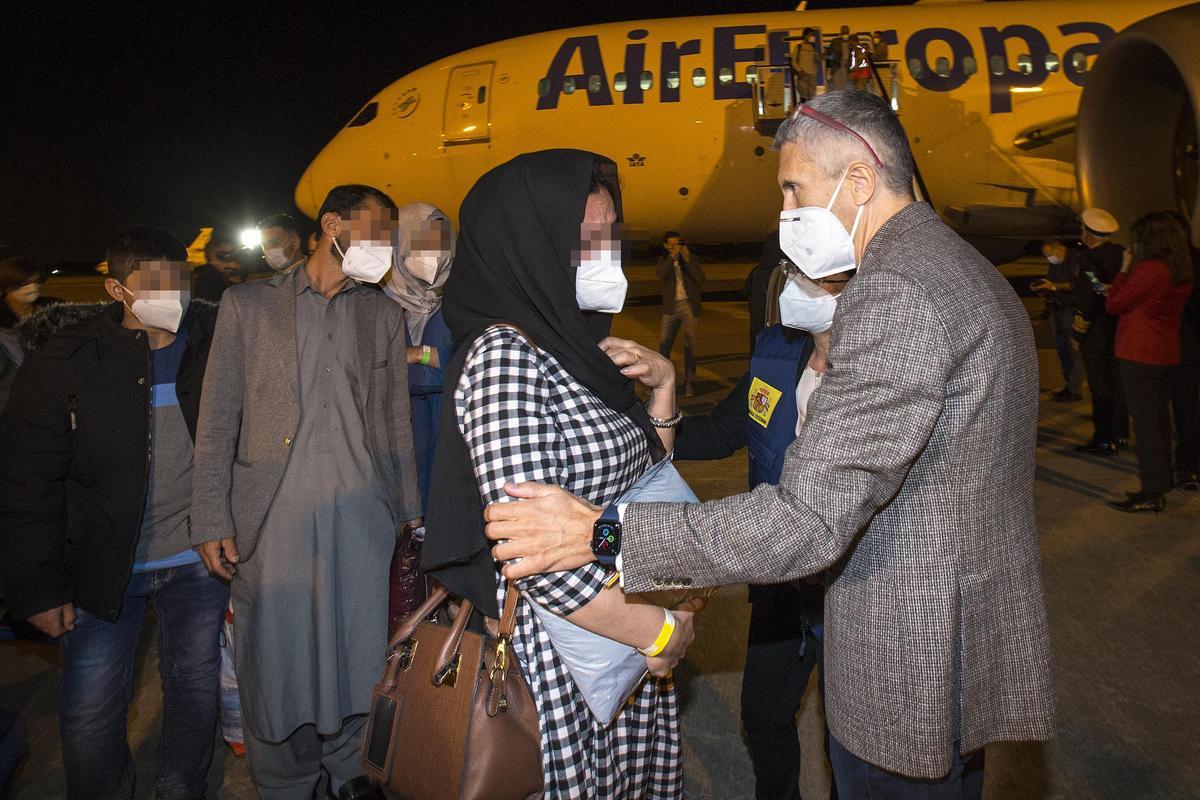 El ministro del Interior, Fernando Grande-Marlaska, recibe a una de las refugiadas afganas en Torrejón. 