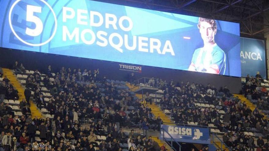 La grada ovacionó a Pedro Mosquera en el minuto 5 y el marcador electrónico también recogió su imagen.