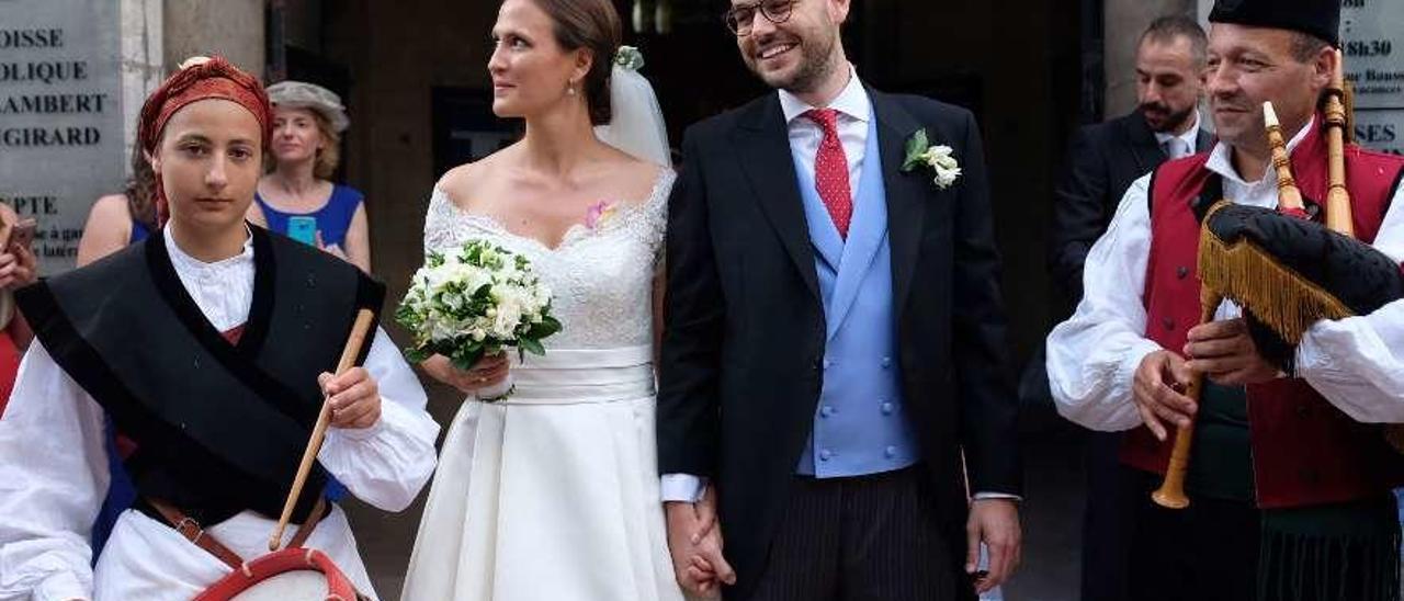 Sibylle Wieille-Cessay y Pablo Sánchez Iglesias, tras la ceremonia; a la derecha, &quot;El Pravianu&quot;, quien animó con su gaita la salida de la iglesia de Saint Lambert.