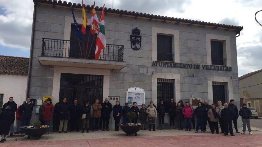 Concentración contra el atentado en Bélgica en el Ayuntamiento de Villaralbo