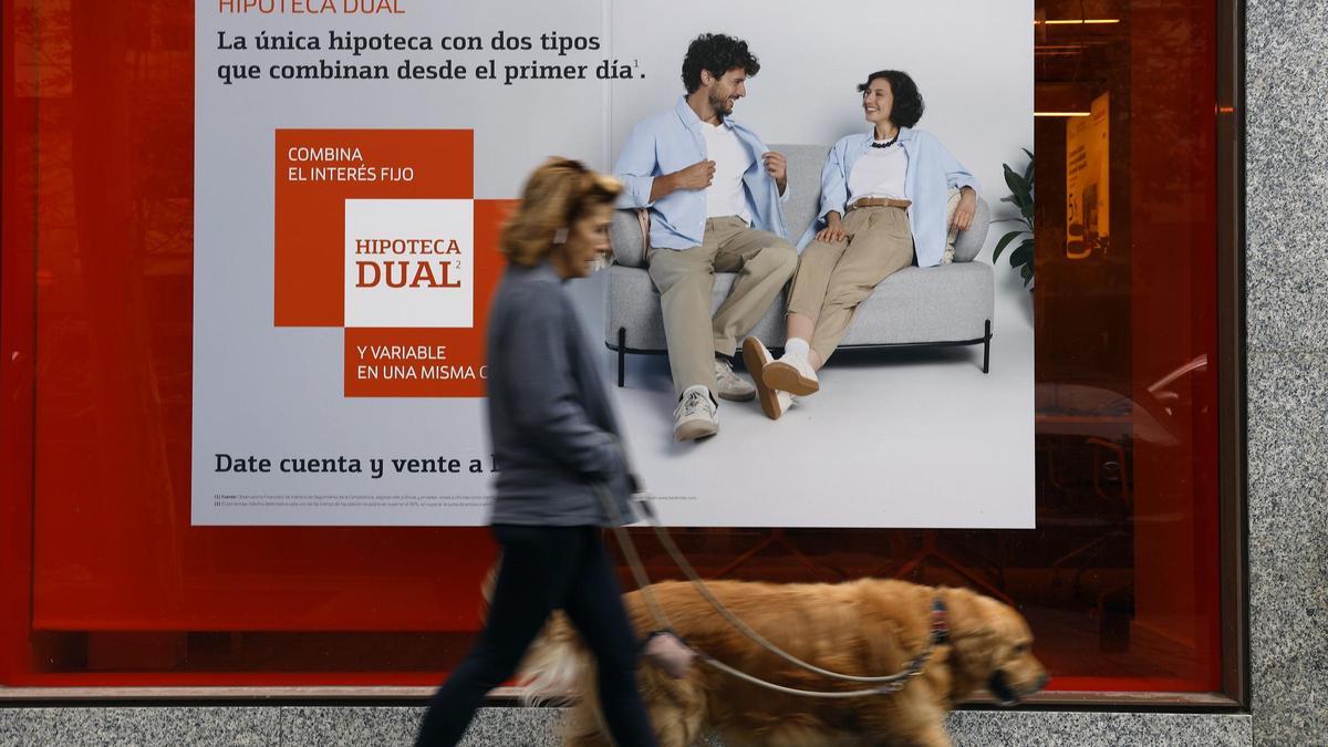 Publicidad de hipotecas en un banco.