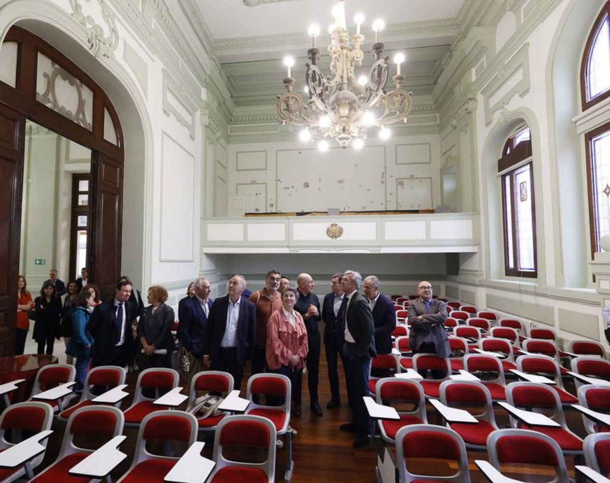 Las autoridades visitan el paraninfo del instituto. | G.S.