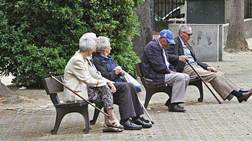 Jubilados, en un parque de Ourense.