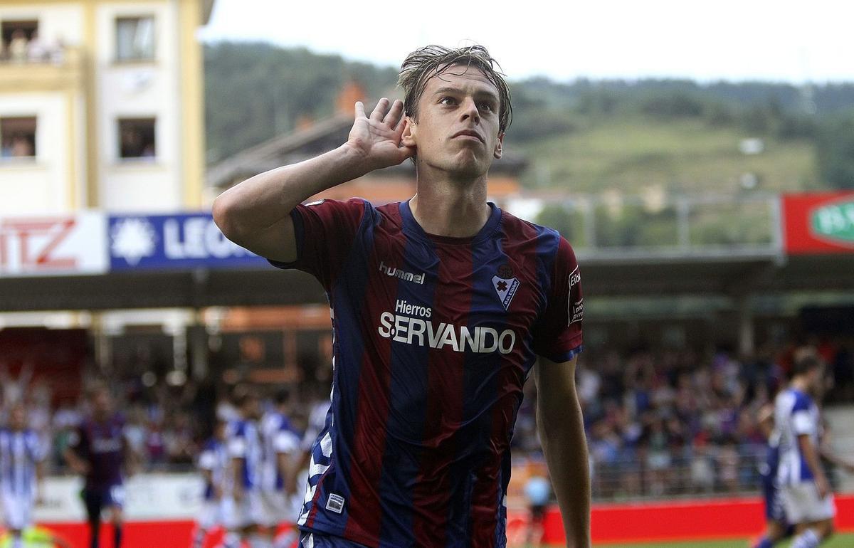 Javi Lara mira a la grada de Ipurua tras conseguir el primer gol del Eibar en Primera División.